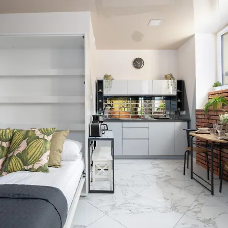 Underground Level Close To The Market Square In By Renters Appartamento Poznań