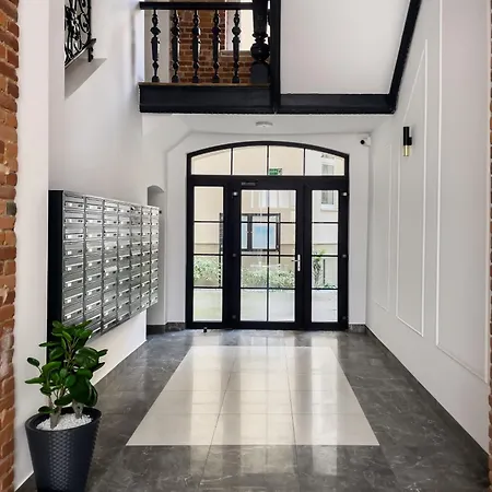 Underground Level Close To The Market Square In By Renters شقة *