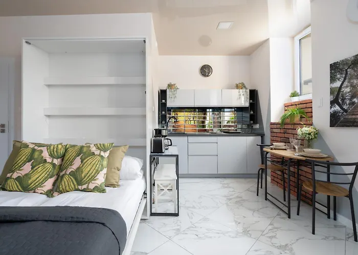 Underground Level Close To The Market Square In By Renters Apartment Poznan